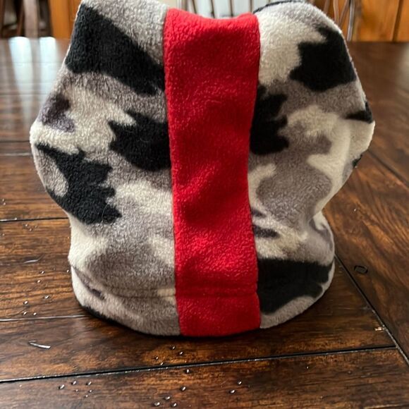 THE CHILDREN’S PLACE Camo Fleece Beanie hat cap Sz 10-14 Red Stripe soft warm - Picture 9 of 11